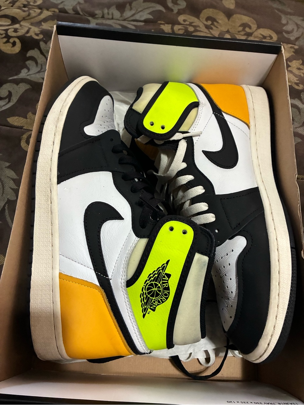 Air Jordan 1 Retro High-Top Men’s Sneakers in White, Black & Yellow